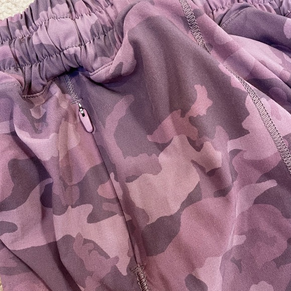 Lululemon HR Hotty Hot 4” lined shorts, size 6 - Picture 3 of 5